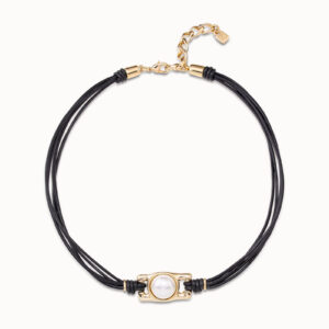 Collar Uno de 50 Con cuatro tiras de cuero negro y abalorio central en dorado con perla COL1770BPLORO