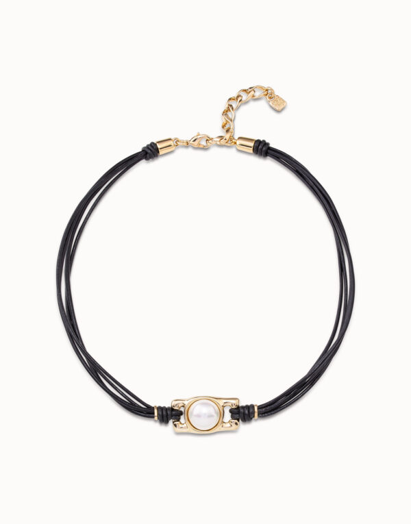 Collar Uno de 50 Con cuatro tiras de cuero negro y abalorio central en dorado con perla COL1770BPLORO