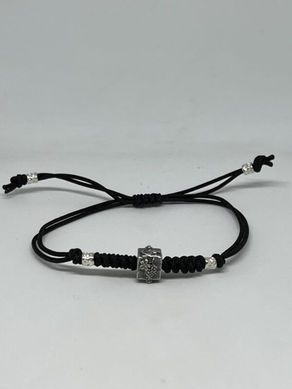 Pulsera de Haro en plata con cordón negro y cubo con cuatro imágenes de Haro (Virgen de la Vega, San Felices, Racimo de uvas y Jarro de Haro) - Imagen 2