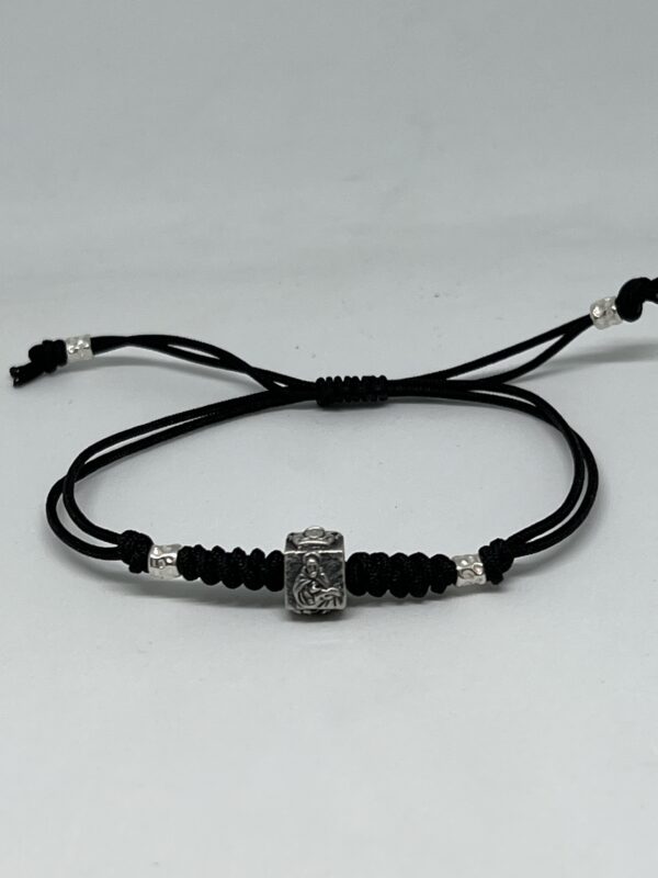 Pulsera de Haro en plata con cordón negro y cubo con cuatro imágenes de Haro (Virgen de la Vega, San Felices, Racimo de uvas y Jarro de Haro) - Imagen 4