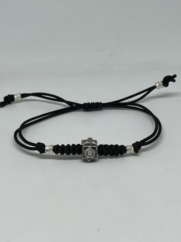 Pulsera de Haro en plata con cordón negro y cubo con cuatro imágenes de Haro (Virgen de la Vega, San Felices, Racimo de uvas y Jarro de Haro) - Imagen 3