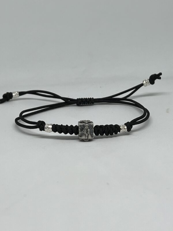 Pulsera de Haro en plata con cordón negro y cubo con cuatro imágenes de Haro (Virgen de la Vega, San Felices, Racimo de uvas y Jarro de Haro)