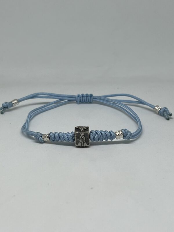 Pulsera de Haro con cordón azul celeste y cubo en plata con cuatro imágenes de Haro (Virgen de la Vega, San Felices, Racimo de Uvas y Jarro de Haro) - Imagen 4