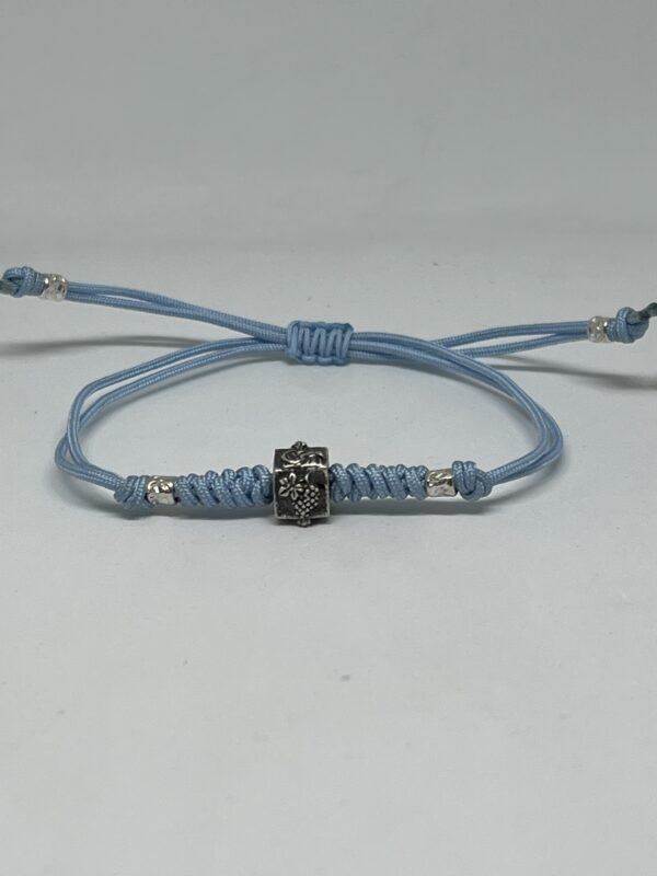 Pulsera de Haro con cordón azul celeste y cubo en plata con cuatro imágenes de Haro (Virgen de la Vega, San Felices, Racimo de Uvas y Jarro de Haro) - Imagen 3
