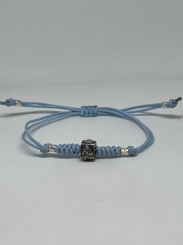 Pulsera de Haro con cordón azul celeste y cubo en plata con cuatro imágenes de Haro (Virgen de la Vega, San Felices, Racimo de Uvas y Jarro de Haro) - Imagen 2