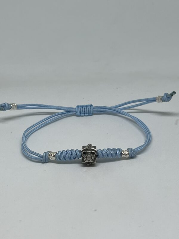 Pulsera de Haro con cordón azul celeste y cubo en plata con cuatro imágenes de Haro (Virgen de la Vega, San Felices, Racimo de Uvas y Jarro de Haro)